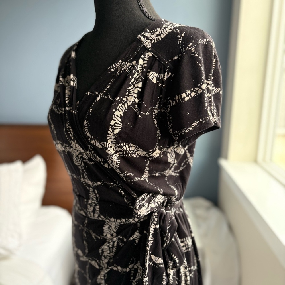 Banana Republic Black and White Abstract Mini V-Neck Wrap Dress - Picture 11 of 17